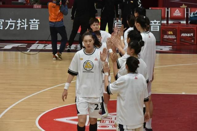 本赛季博尼法斯代表勒沃库森目前出场20次，打进14球并送出6次助攻。
